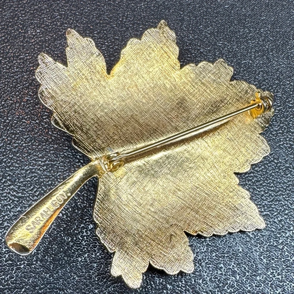 Sarah Coventry “Whispering Leaf” Vintage Maple Leaf with Faux pearl brooch. - Picture 2 of 4